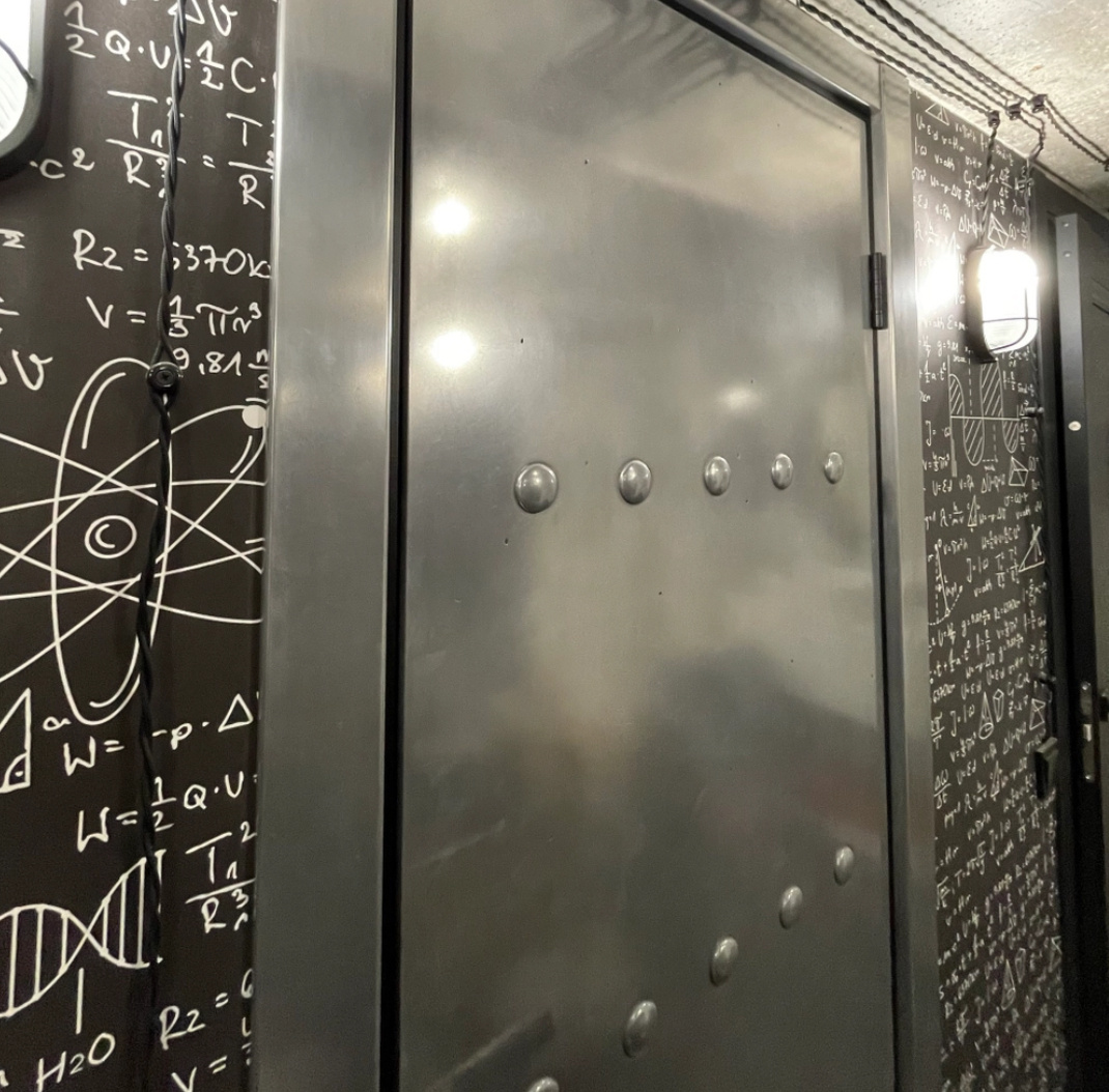 Дверь покрашена жидким металлом AuraMetal 2k Алюминий 