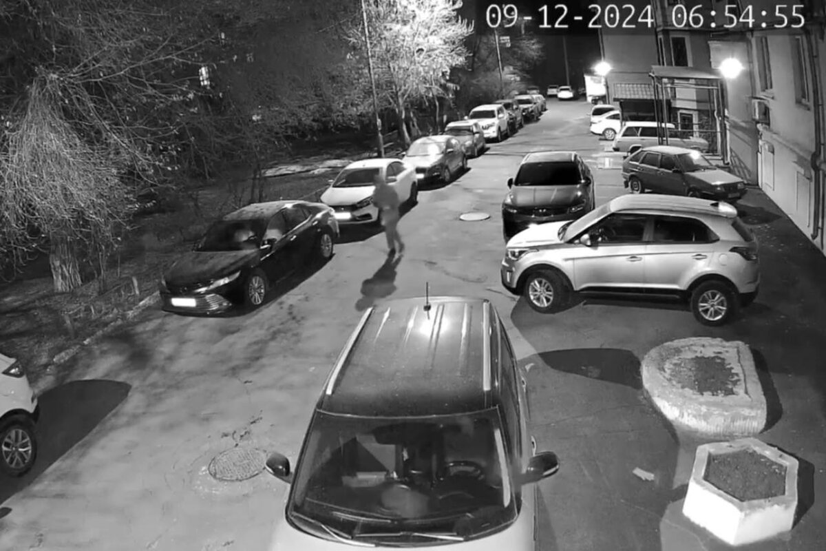    В Орске неизвестный вылил странное вещество из пакета на припаркованный автомобиль по пер. Музыкальный