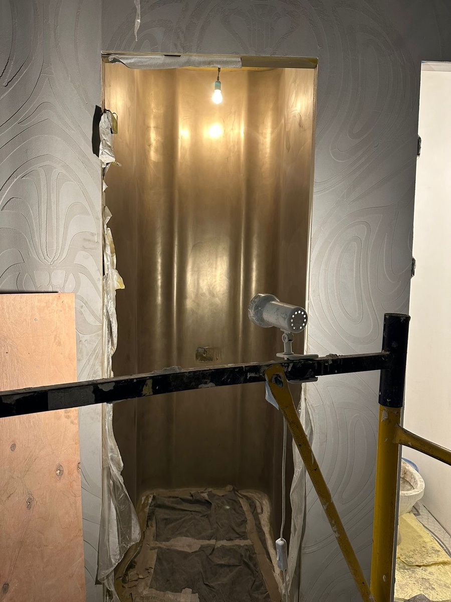 Жидкий металл AuraMetal 2k Латунь на стенах 