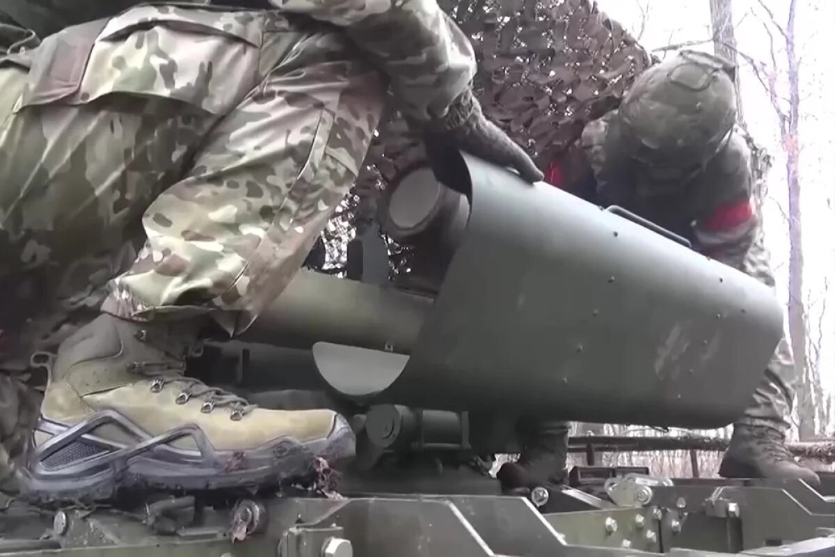    Российский боец с оторванной рукой спас экипаж своей БМП после подрыва