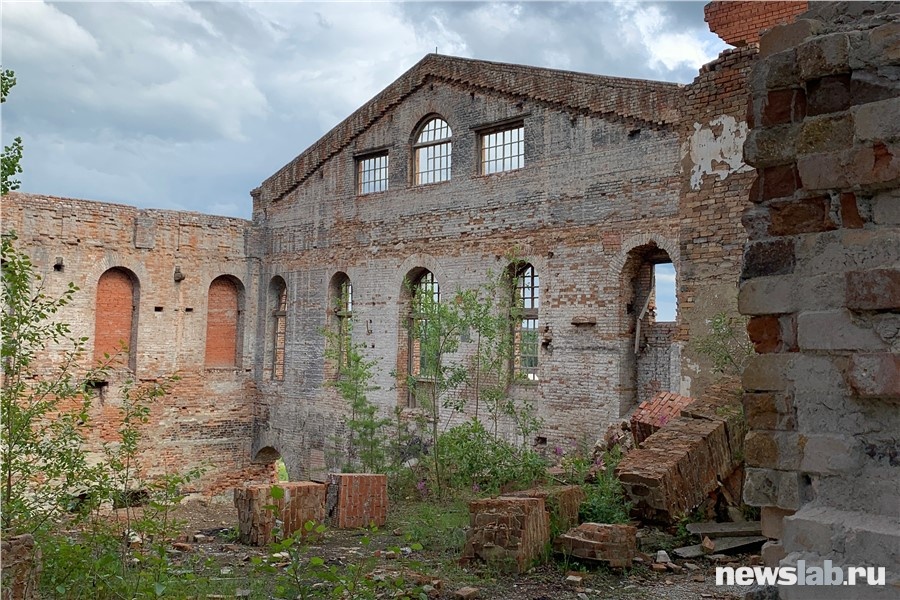 Здание бывшего стекольного завода стремительно разрушается