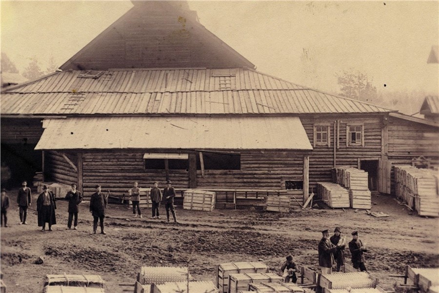 Деревянное строение на стеклозаводе в начале XX века
Фото из архивов Красноярского краевого краеведческого музея