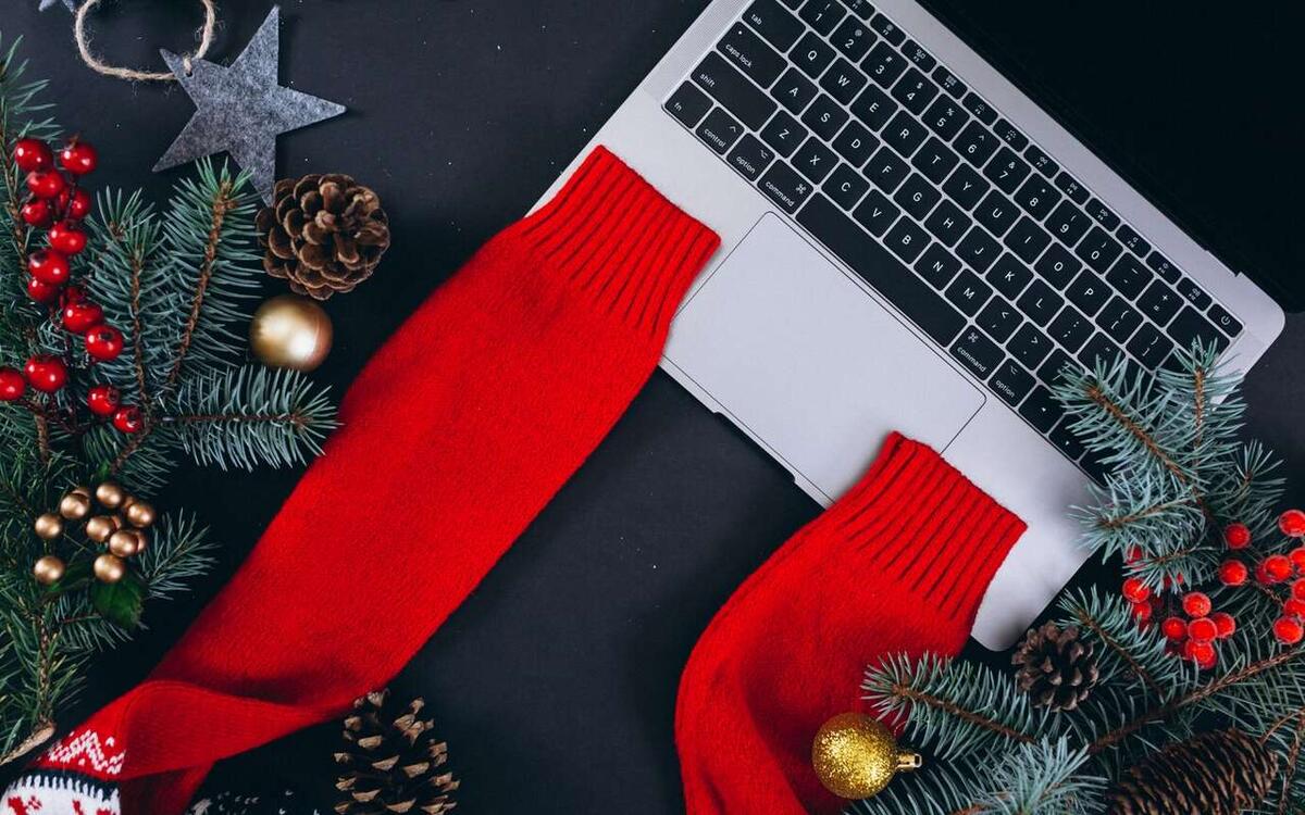    В 70% компаний Липецка есть традиция украшать рабочие места к Новому году от senivpetro на Freepik