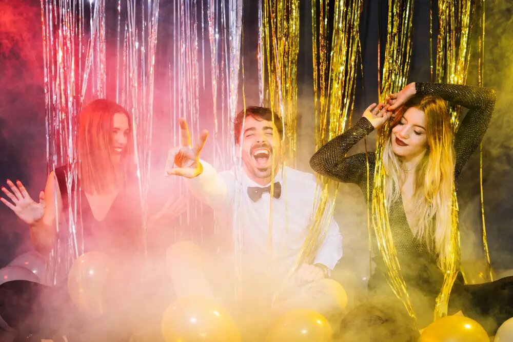  Новогоднюю вечеринку можно провести в лофте: там можно шуметь, поэтому объясняться с разгневанными соседями не придется   © Freepik