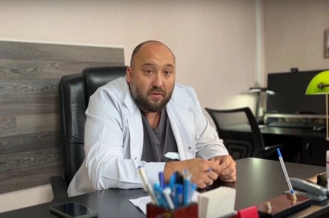    Комбустиолог Денис Иванов. Фото: кадр видео/ Городская больница №3 Барнаула