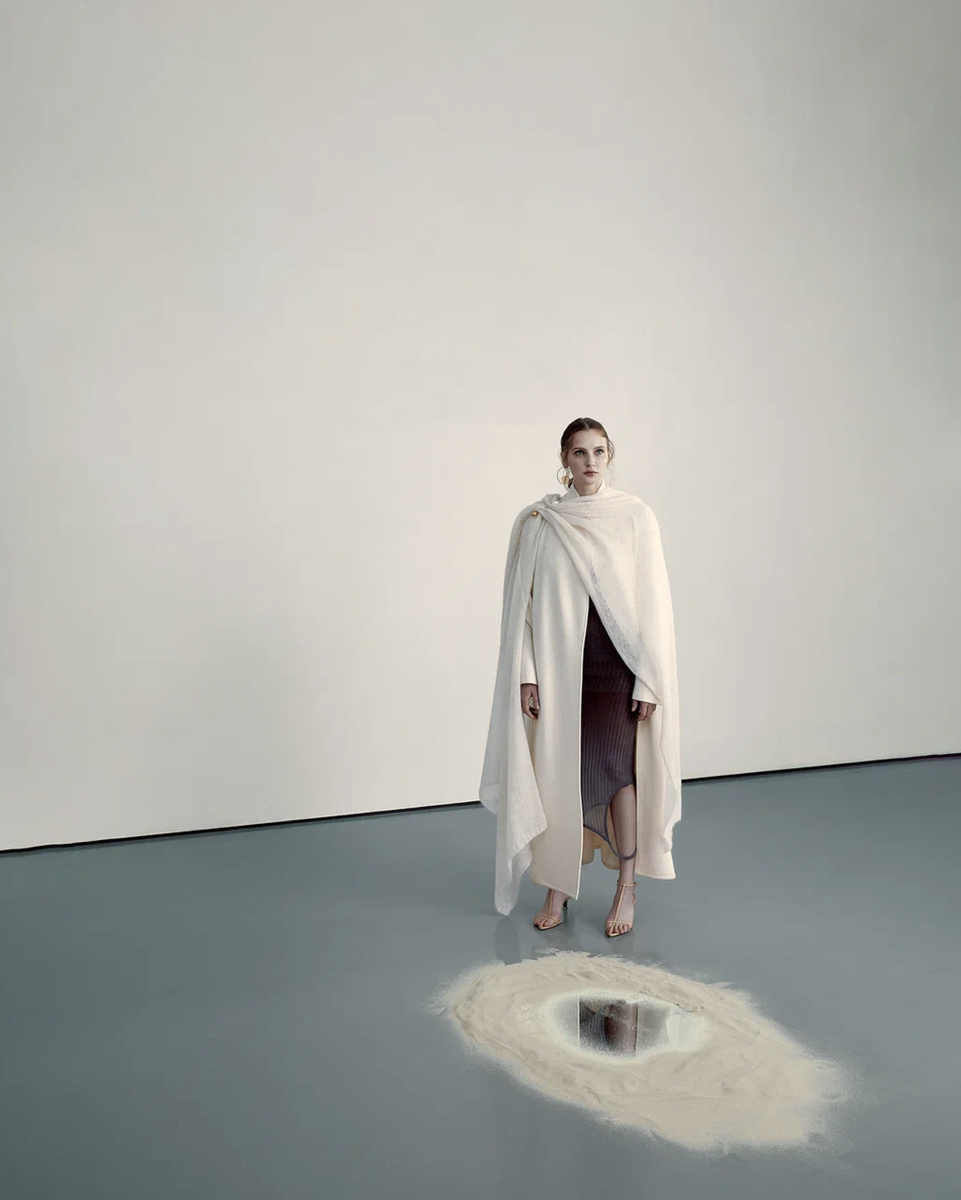     На Софье Лебедевой: накидка, пальто, все — Free Age; платье, The Attico (ЦУМ); босоножки, Jil Sander (ЦУМ); брошь, Рhilosophy di Lorenzo Serafini (ЦУМ); серьги, кольцо Lucky Move, золото, бриллианты, Messika