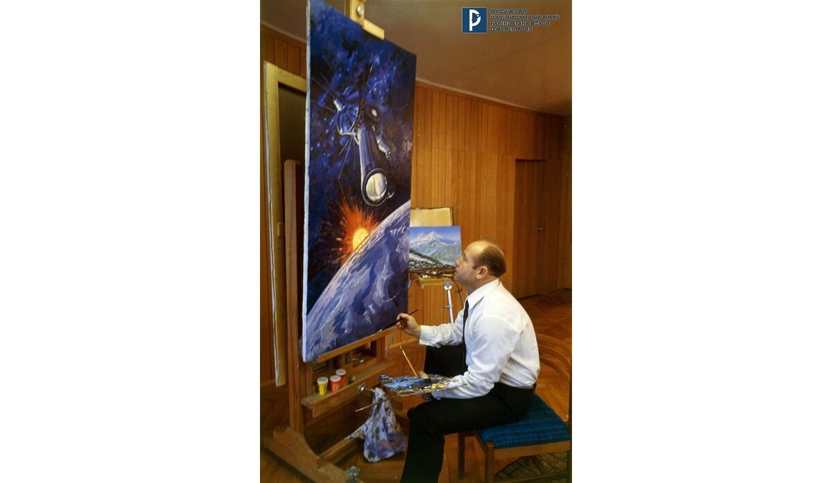 Летчик-космонавт А.А. Леонов рисует у мольберта. 1970 г. РГАНТД. Арх. № Д1-2001 цв.