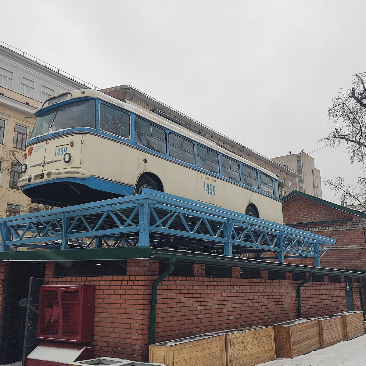 Памятник первому троллейбусу на территории депо