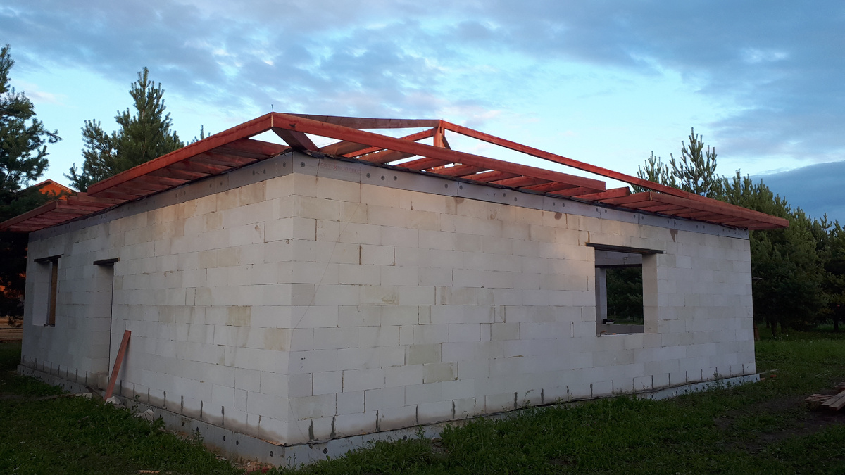 Фото дома с армопоясом без крыши не сохранилось. Но тут видно, что этот этап окончен и идет следующий.