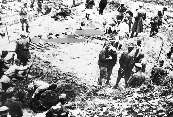    Чрезвычайная государственная комиссия расследует преступления немецких нацистов и их пособников в Яновском концентрационном лагере, 1944 г.