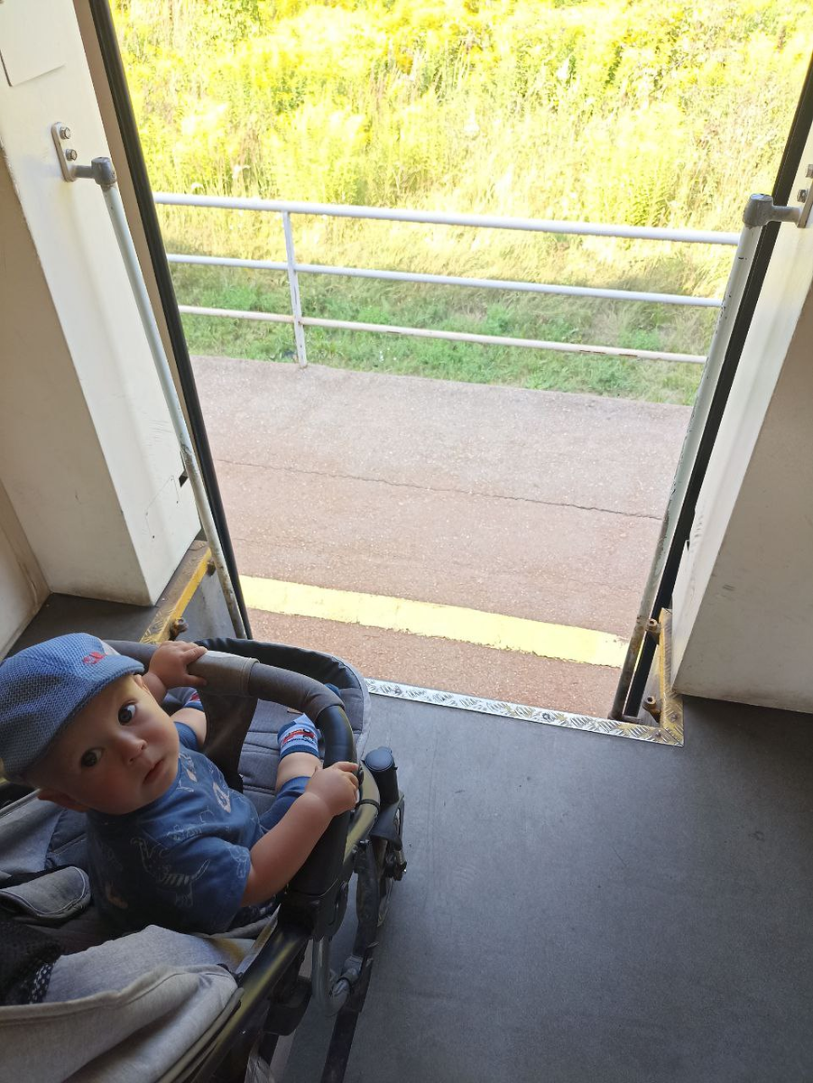 - Пап, а как выходить из электрички? Фото автора