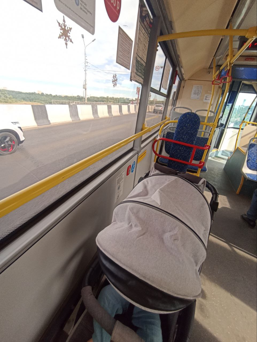 Коляска в новом автобусе