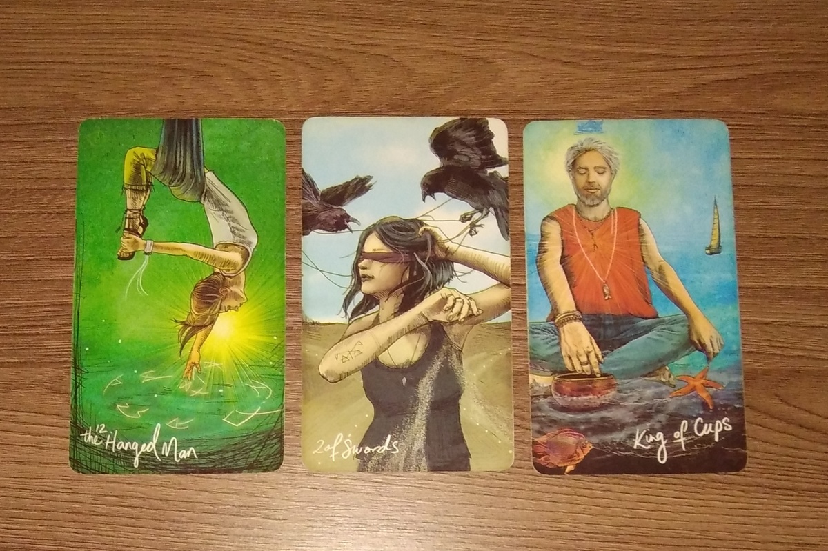 Карты: Повешенный, 2 мечей, Король Кубков. 