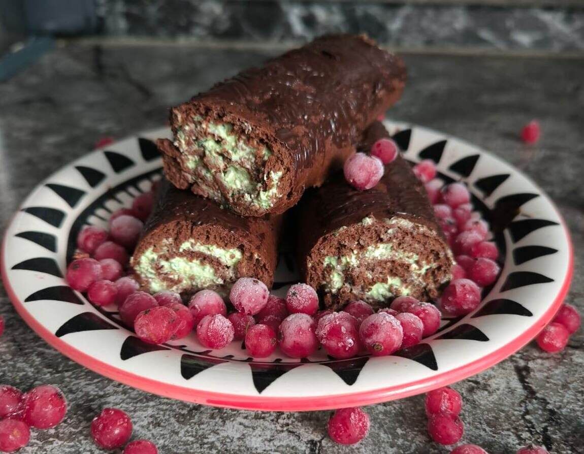 Рулет с ягодами и бананами от Светланы Трофимовой. 