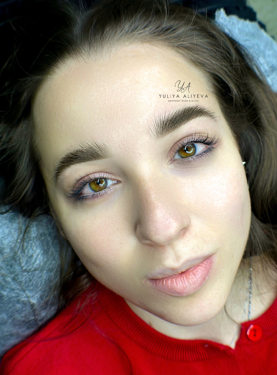 На фото - перманентный макияж бровей в технике Airy Brows, фото до, сразу после процедуры и заживший результат после 1 процедуры