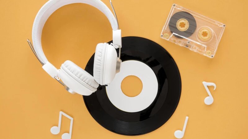     Наушники. Пластинка. Фото: ru.freepik.com, автор freepik.