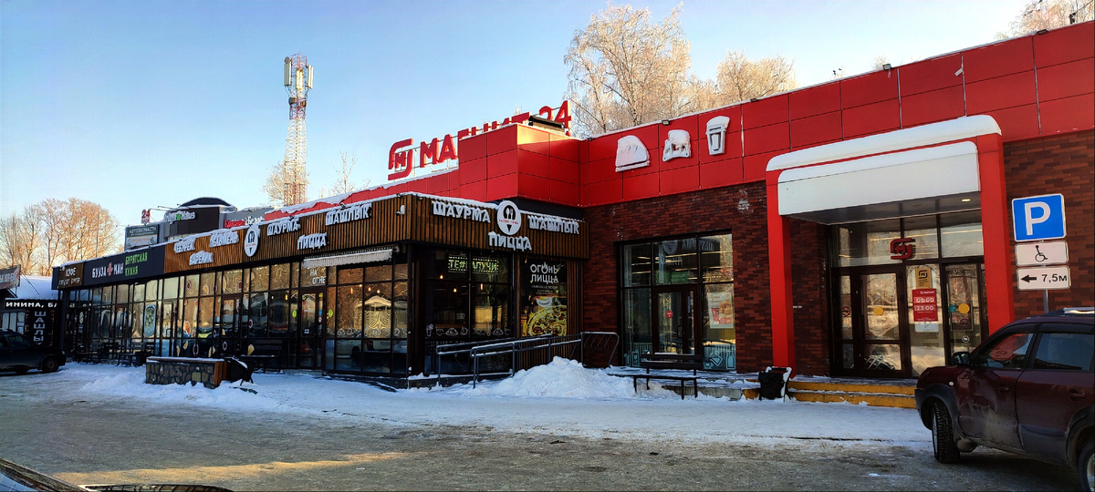 Магазин расположен возле дороги и около него организована  большая и удобная парковка. 