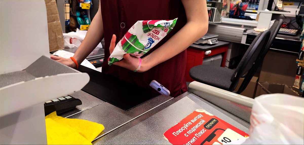 Хотела быстро, а простояла на кассе  почти пол часа... 