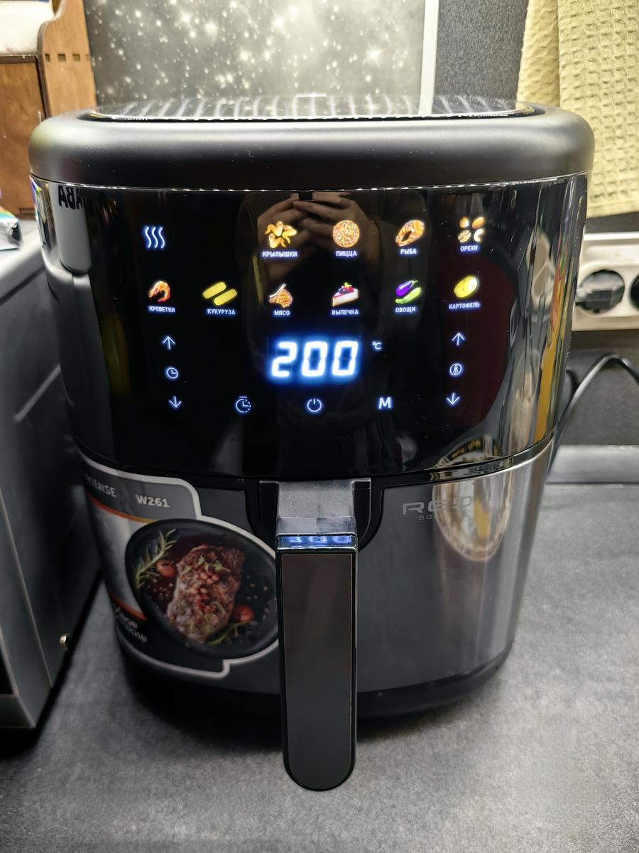 Аэрогриль RED SOLUTION COLORSENSE W261 в работе