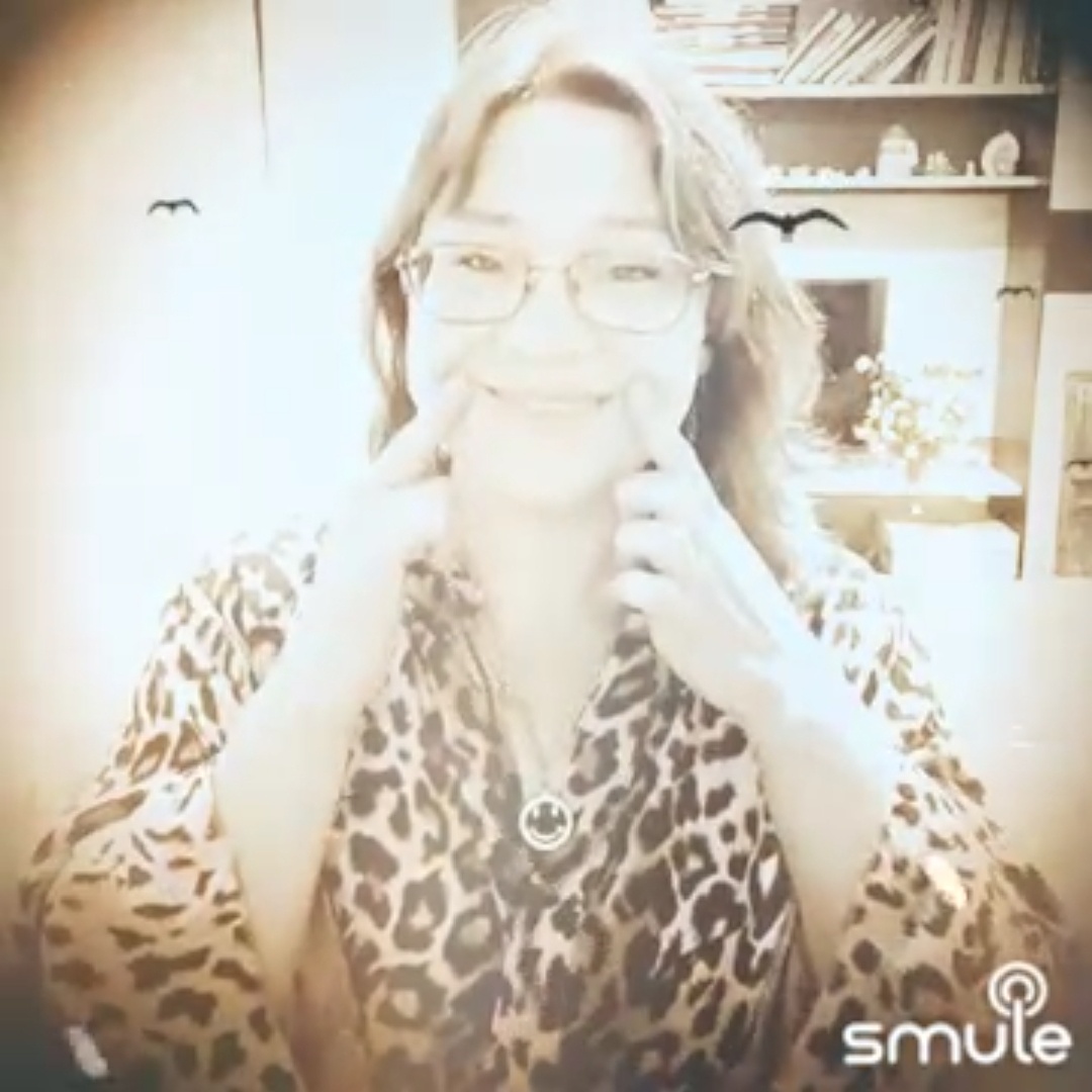 Улыбнись! Пусть твоя улыбка сначала будет вот такой. Но, кстати, уже и это доказано. Чем чаще ты будешь улыбаться себе в зеркале, тем быстрее научишься улыбаться жизненным моментам, которые раньше вводили тебя в  состояние "я обиделась"