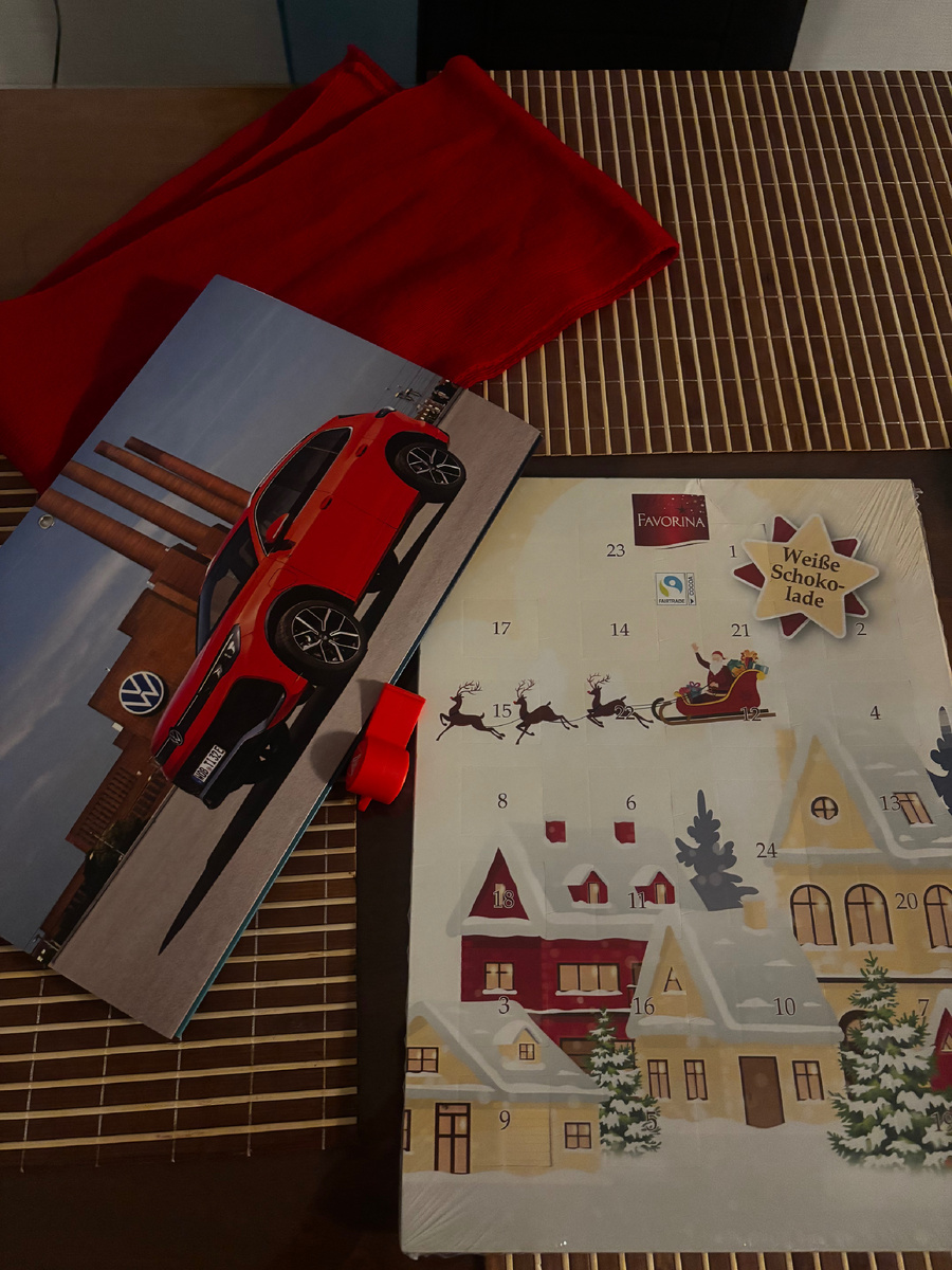 Адвент календарь, простой календарь и красный шарфик со свистком для участия в демонстрации.