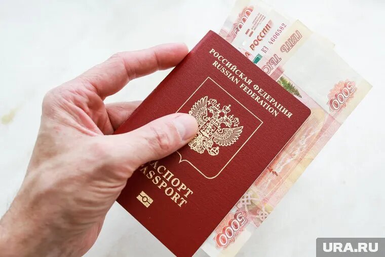 С этого года, чтобы получить загранпаспорт, россияне должны заплатить шесть тысяч рублей. Фото: Денис Моргунов © URA.RU