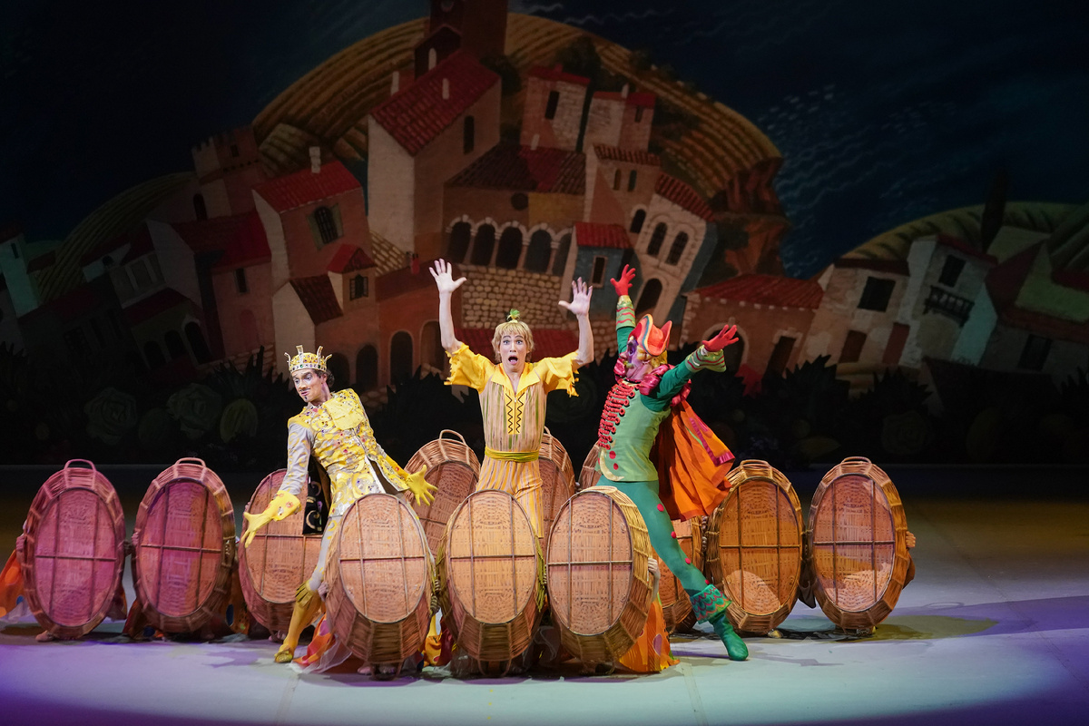 Принц Лимон — Игорь Цвирко. Чиполлино — Ратмир Джумалиев. Синьор Помидор — Александр Водопетов. Фото Павла Рычкова