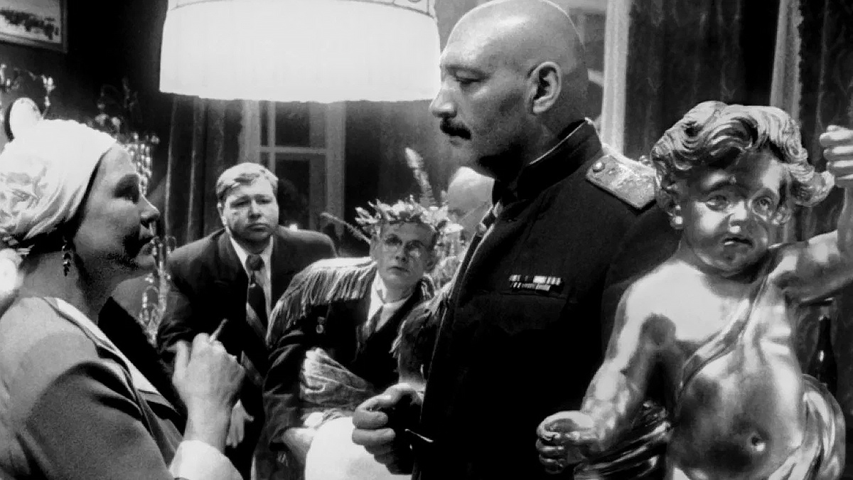 Кадр из фильма «Хрусталёв, машину!»