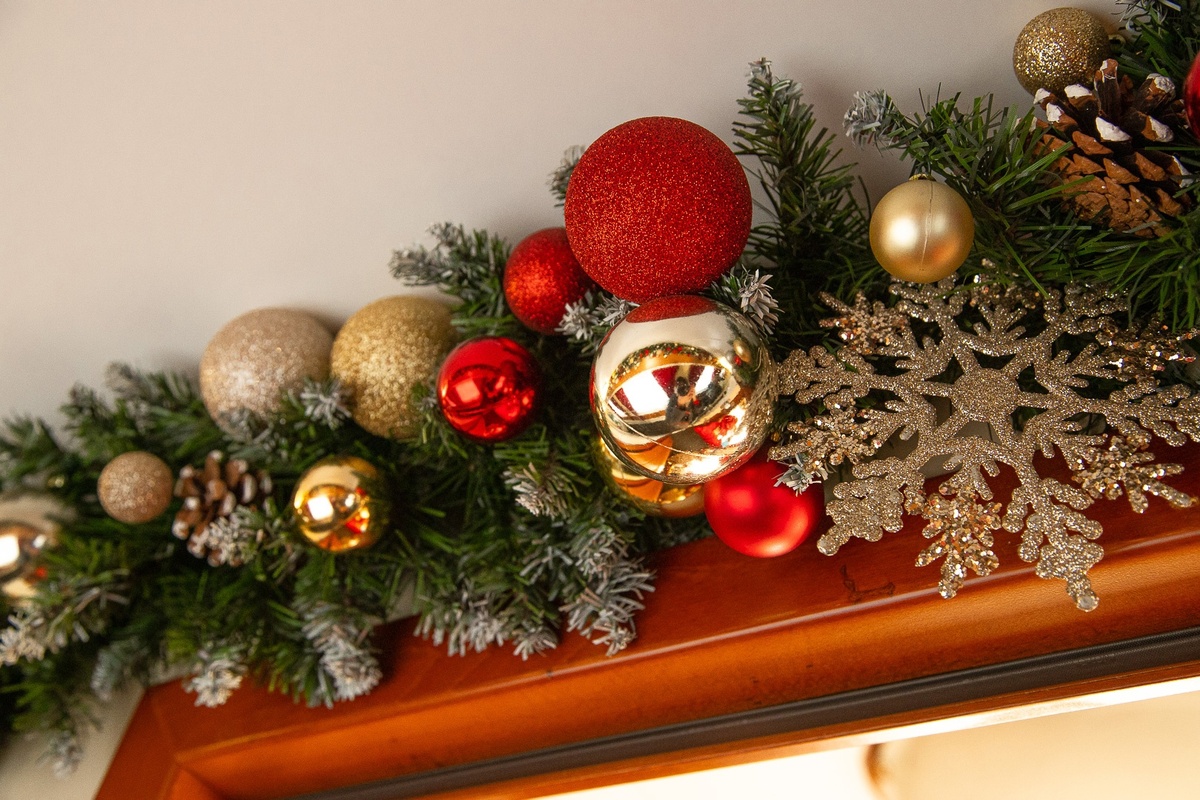 Символу года понравятся золотистые или серебристые оттенки. 