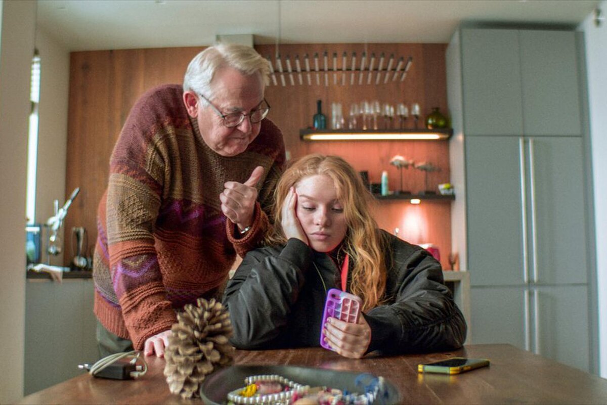 Онлайн-кинотеатр Okko
Юрий Стоянов и Лиза Ищенко в сериале "Мамонты".