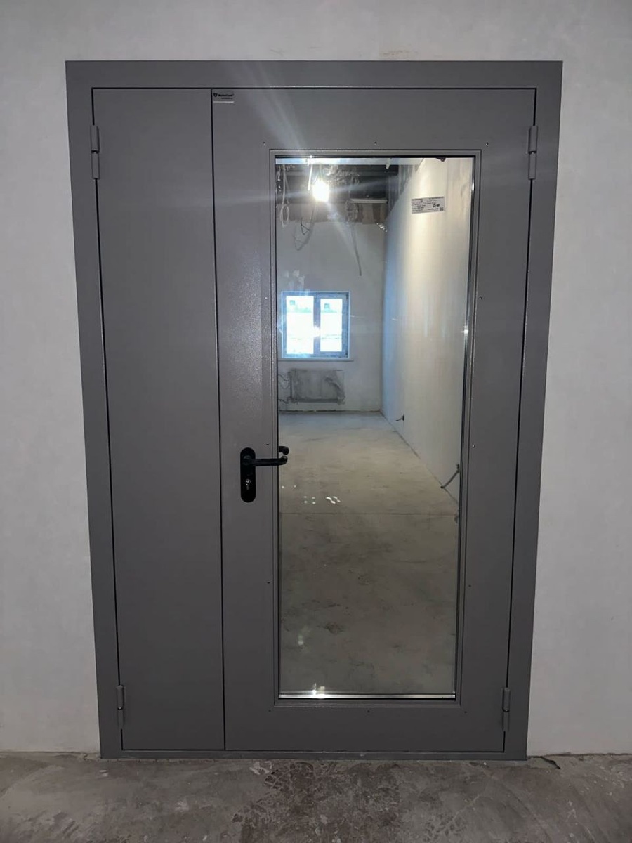 Пример установленных дымогазонепроницаемых дверей с остекленением