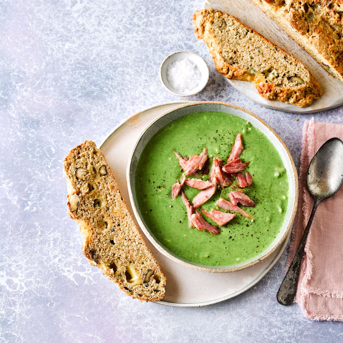 Гороховый крем-суп с кресс-салатом и ветчиной, дополненный свежим содовым хлебом