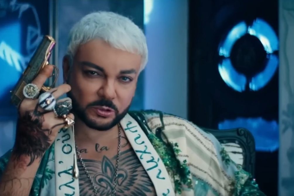   И поэтому Филя вооружился золотым пистолетом и огромными перстнями. Фото: кадр видео