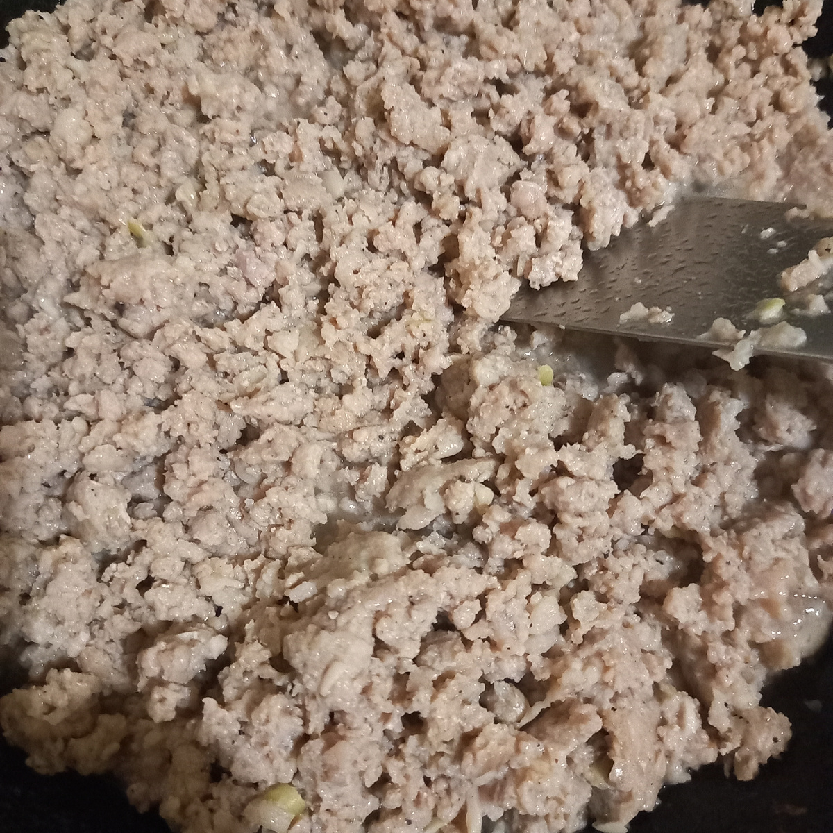 У меня уже в фарше был лук и чеснок))))