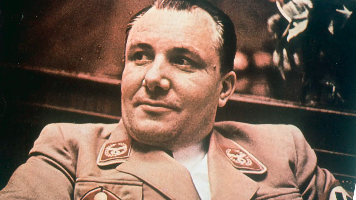 Мартин Борман - немецкий государственный и политический деятель, начальник Партийной канцелярии НСДАП, личный секретарь фюрера, рейхсминистр по делам партии, начальник Штаба заместителя фюрера, рейхсляйтер. К концу Второй мировой войны приобрёл значительное влияние как личный секретарь, контролируя потоки информации и доступ к рейхсканцлеру Германии Адольфу Гитлеру.