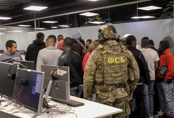    Сотрудник ФСБ РФ во время пресечения работы международной сети мошеннических кол-центров, действующих в интересах экс-министра обороны Грузии и основателя компании Milton Group Кезерашвили