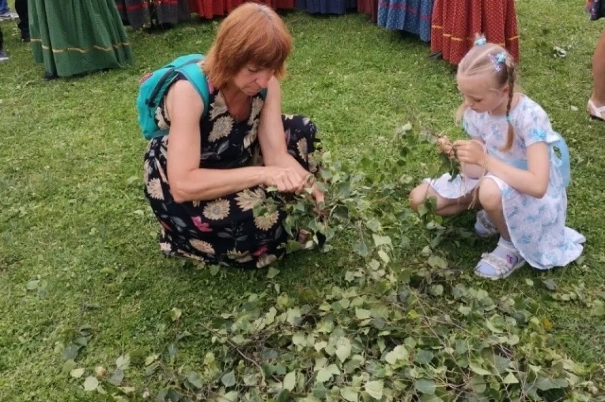    Сплести венок из берёзовых веток не так-то просто.