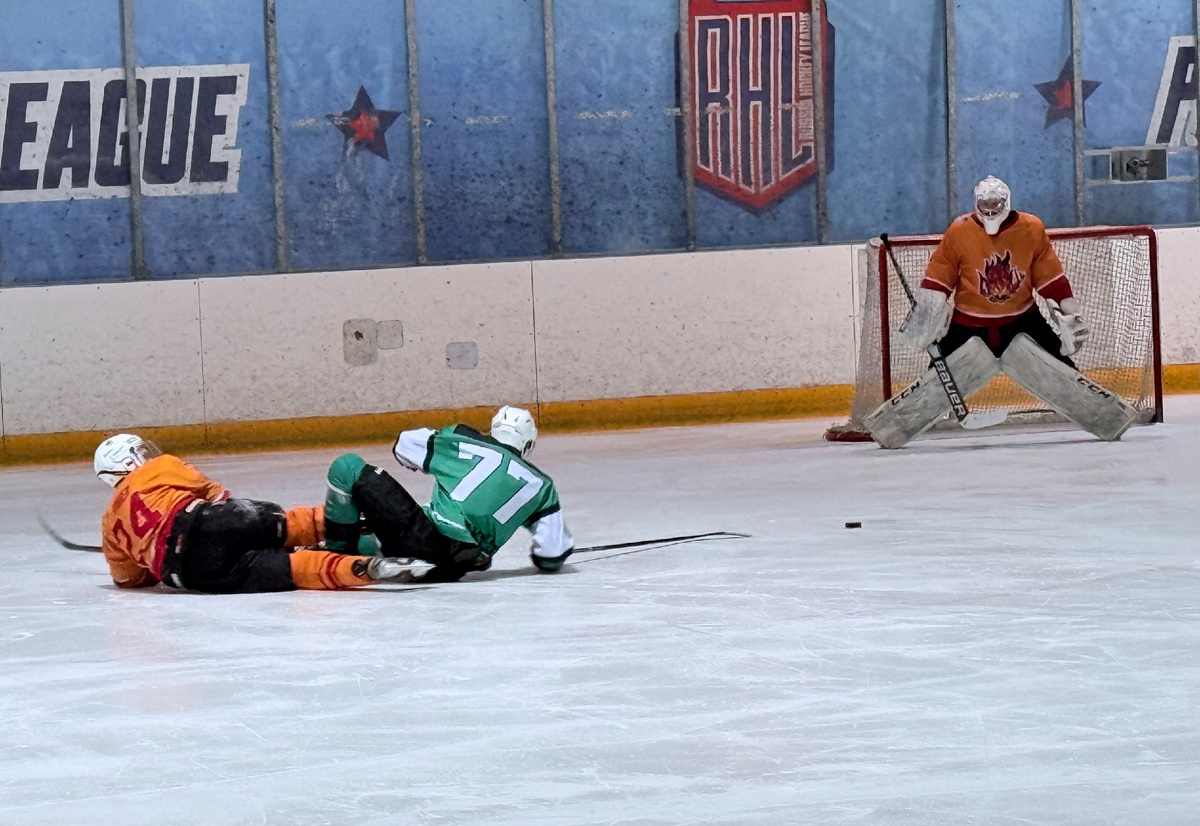 Осенний сезон регулярного чемпионата RHL в конференции «Центр» подошел к своему завершению, и мы готовы подвести итоги выступления команд в двух дивизионах.

👉2 дивизион

В 2 дивизионе командой, которая показала наилучшие результаты, стал ХК «Сияжар», набравший 47 очков. На втором месте расположился ХК «Локомотив» с 32 очками, однако благодаря разнице шайб он опередил сразу три команды, также имеющие по 32 очка: ХК «Викинг», ХК «Цементник» и ХК «Метеор», которые заняли соответственно третье, четвертое и пятое места с 32, 32 и 27 очками.

Распределение мест в таблице было решено за счет разницы шайб, что подчеркивает важность каждой игры в регулярном чемпионате. Напомним, что каждая команда сыграла по 32 матча, что создало напряженную борьбу за места в плей-офф.

👉3 дивизион

В 3 дивизионе на первом месте оказался ХК «Факел» с 41 очком. Вторую строчку занял ХК «Сармат», который набрал 38 очков, а замкнули тройку призеров ХК «Спортдепо» с 35 очками. ХК «Штурм» и ХК «АйсФокс» завершили сезон на четвертом и пятом местах с 33 и 28 очками соответственно.

👉Плей-офф

По итогам регулярного чемпионата сформировались пары для 1/4 финала плей-офф:

👉3 дивизион:

• ХК «Факел» (6 очков) - ХК «Штурм» (2 очка)

• ХК «Сармат» (6 очков) - ХК «Спортдепо» (3 очка)

👉2 дивизион:

• ХК «Викинг» (6 очков) - ХК «Локомотив» (3 очка)

• ХК «Сияжар» (6 очков) - ХК «Цементник» (1 очко)

В полуфиналах борьба продолжилась с еще большей напряженностью:

👉3 дивизион:

• ХК «Факел» (4 очка) - ХК «Сармат» (4 очка), где за выход в суперфинал решала всего одна шайба.

👉2 дивизион:

• ХК «Сияжар» (0 очков) - ХК «Викинг» (8 очков).

👉Суперфинал

В суперфинале встретились две сильнейшие команды: ХК «Викинг» и ХК «Факел». В этом противостоянии победителем стала команда «Викинг», которая продемонстрировала отличную игру, набрав 7 очков против 2 у своего соперника.

Таким образом, осенний сезон регулярного чемпионата RHL в конференции «Центр» завершился яркими матчами и интригующими поворотами собы