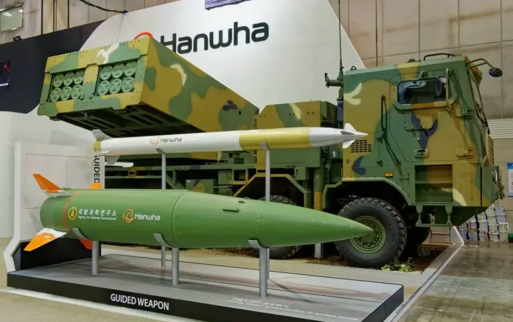 "Южнокорейский "Хаймарс", высокотехнологичная РСЗО K-239 "Чхонму". Фото Hanwha Defense