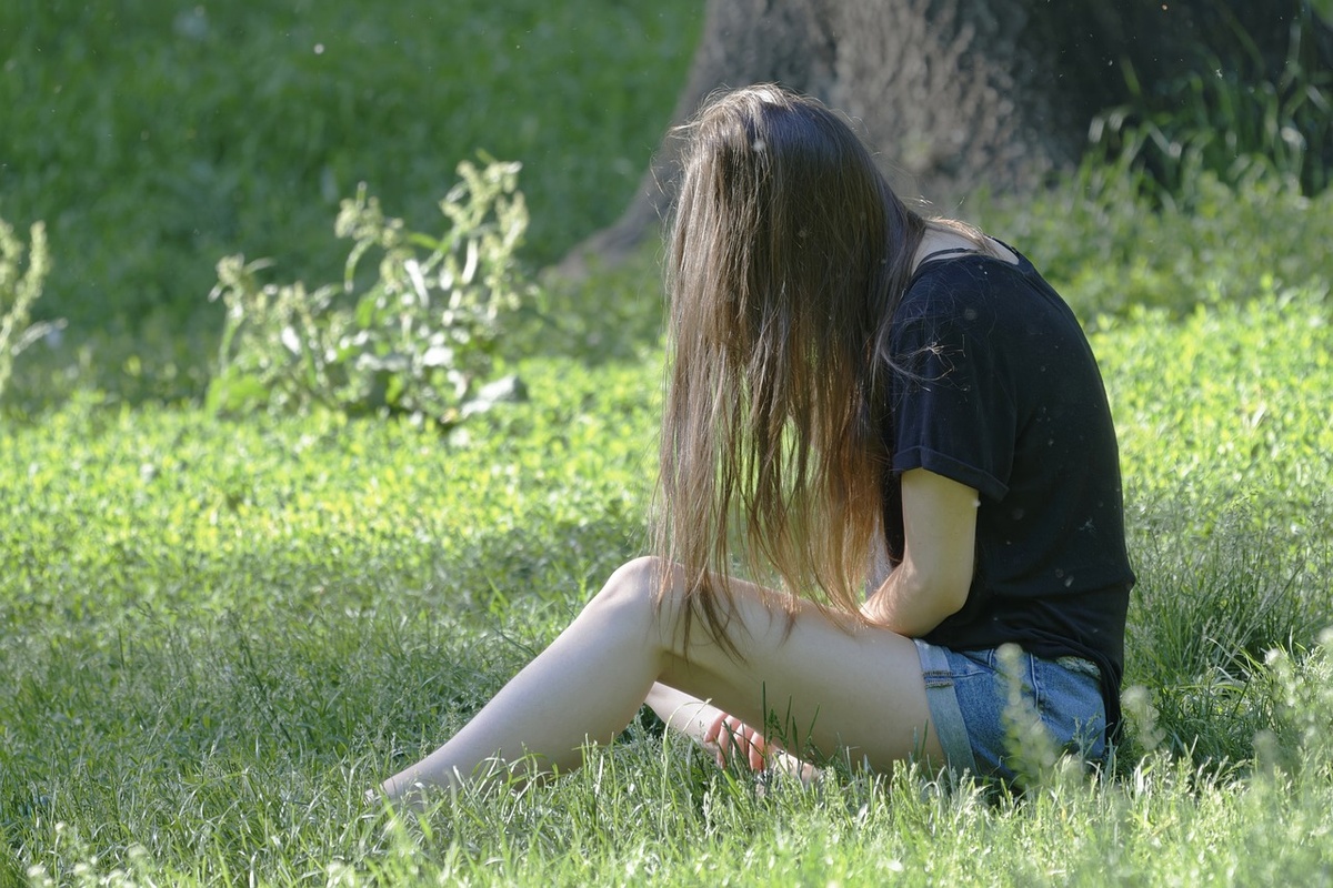 Девочка какает в лесу. Девочка 10 лет в лесу. Молодая писает в лесу. Дети какают в лесу. Маленькая девочка пописила в парке.