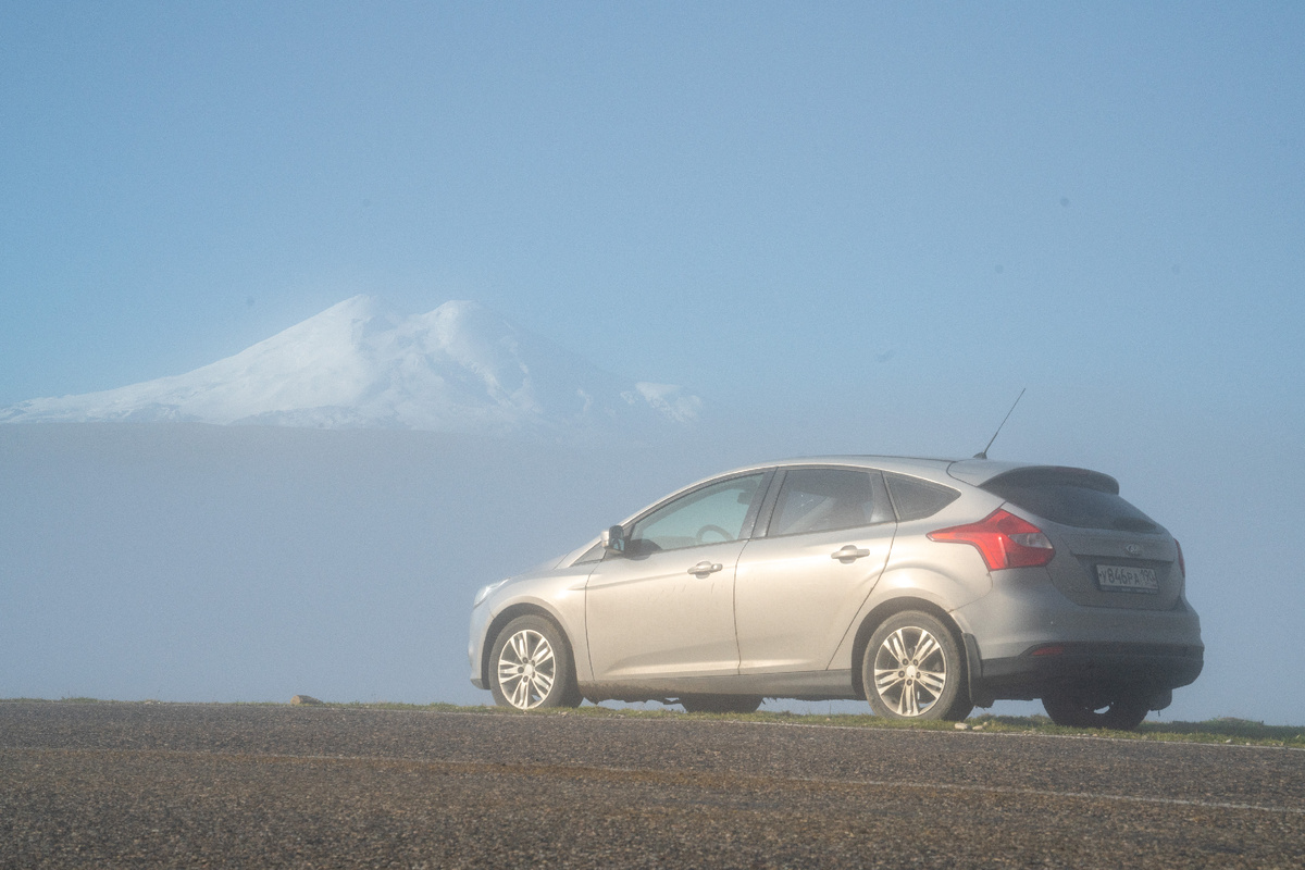 Моя машина на фоне Эльбруса, базировался правда в Ессентуках, а не Кисловодске