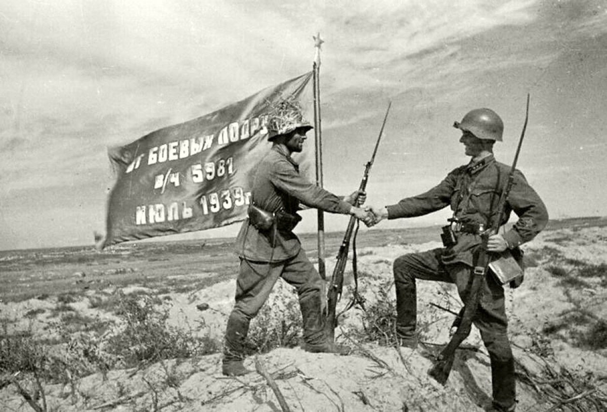 Два красноармейца, обмениваются рукопожатием после водружения знамени на берегу реки Халхин-Гол (1939)