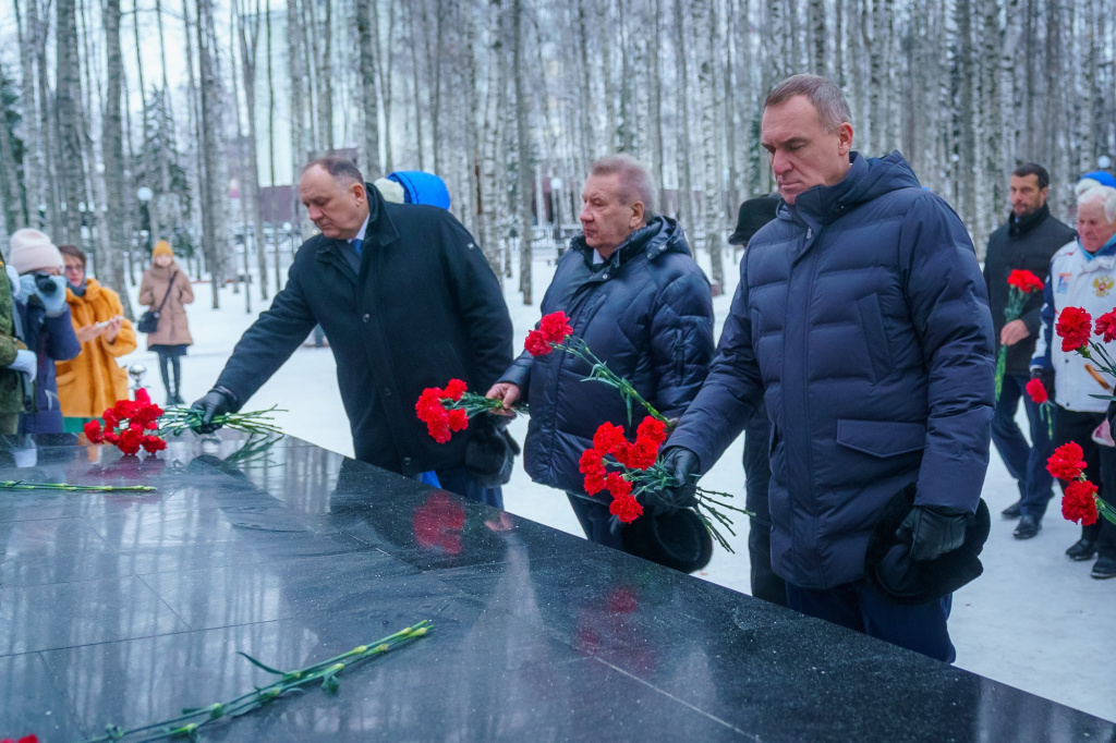    Руслан Кухарук поздравил югорчан с Днём героев