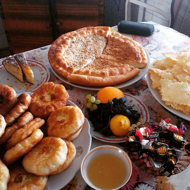    Традиционные блюда на всех мероприятиях татар. Фото: Из личного архива/ Умар Мантаев