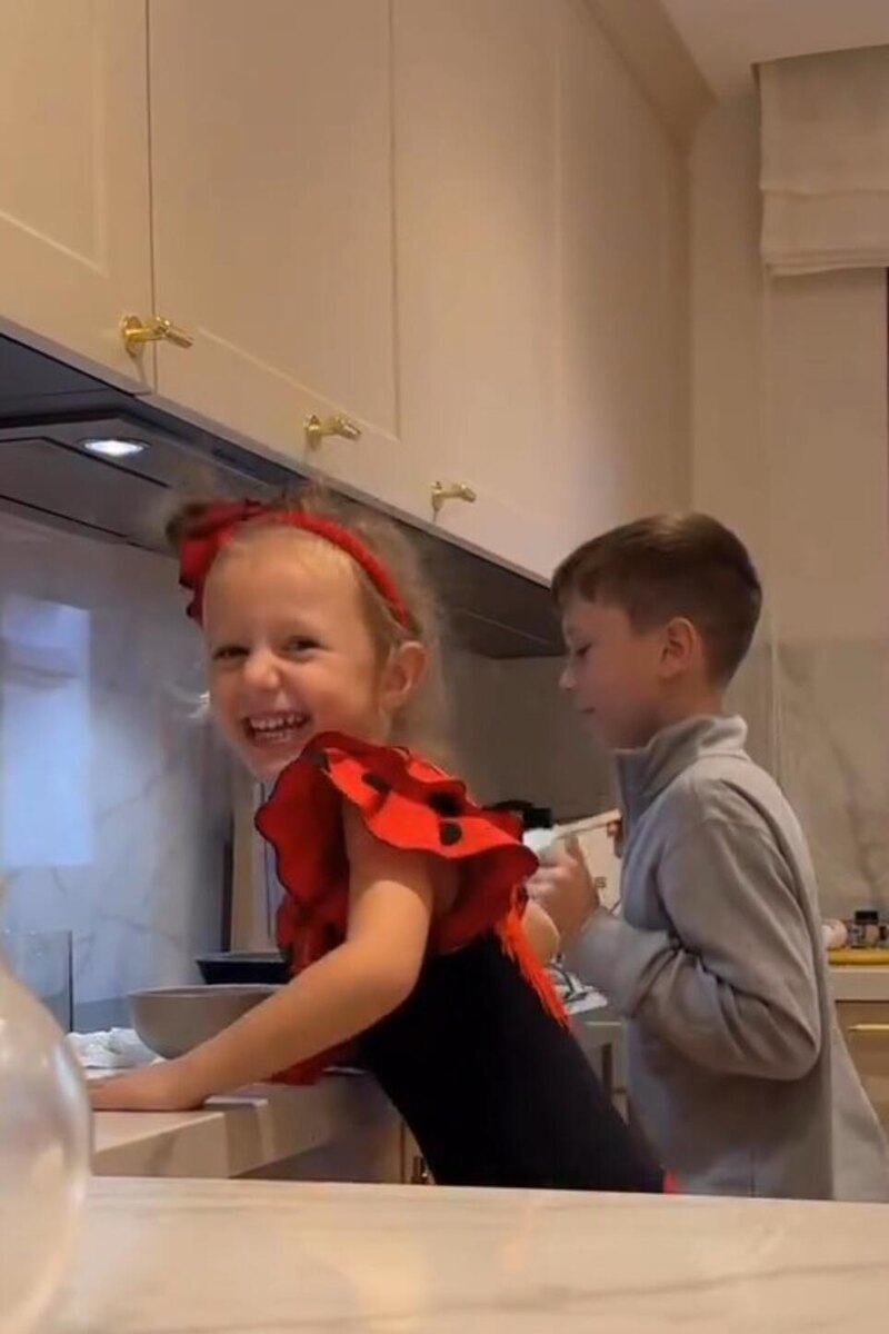    Лука с младшей сестрой Агатой Социальные сети