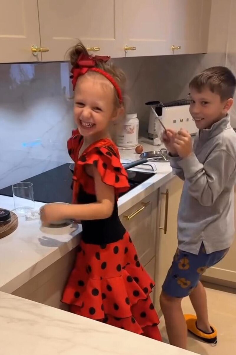    Лука с младшей сестрой Агатой Социальные сети