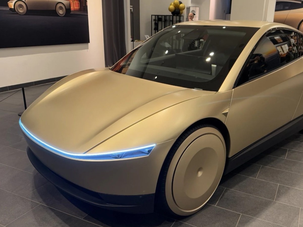    Илон Маск продемонстрировал салон роботакси Tesla Cybercab