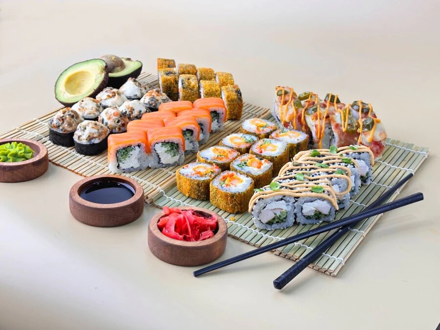 Вкусные роллы от службы доставки Awокадо в Краснодаре!