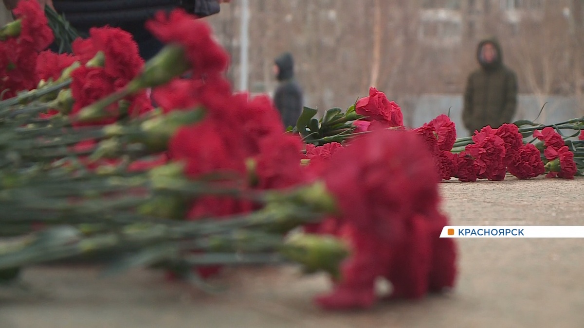     В День Героев Отечества в Красноярске возложили цветы к монументу воинам