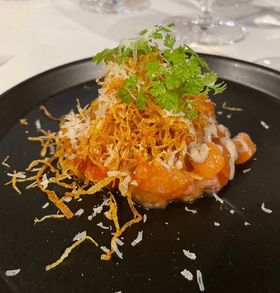 Тар-тар из форели с хрустящим картофелем и трюфельным майонезом (вечер французской и черноморской кухонь в заведении “Баран-Рапан”, Сочи)